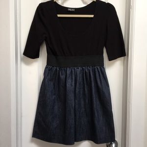 🎇 3 for 18 item. Now THIS is a cute and versatile dress nice to layer